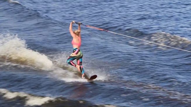 'Show-Skiing': Spektakuläre Kunststücke auf Wasserskiern