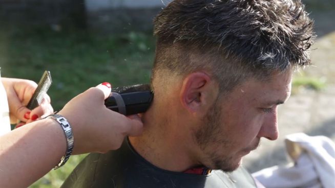 Kostenlos: Friseurin schneidet Obdachlosen die Haare