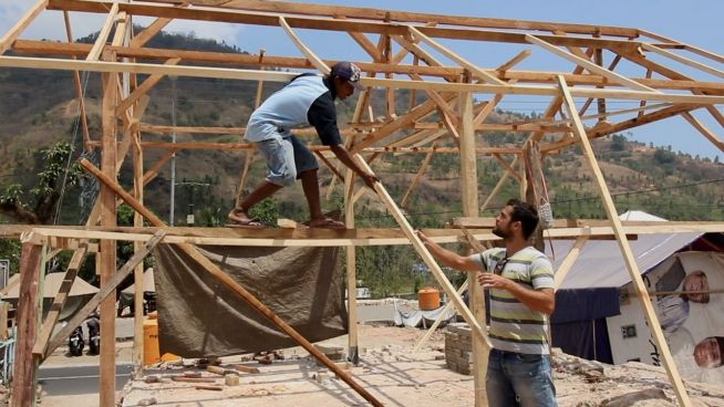 Lombok nach dem Beben: Viele helfende Hände packen mit an